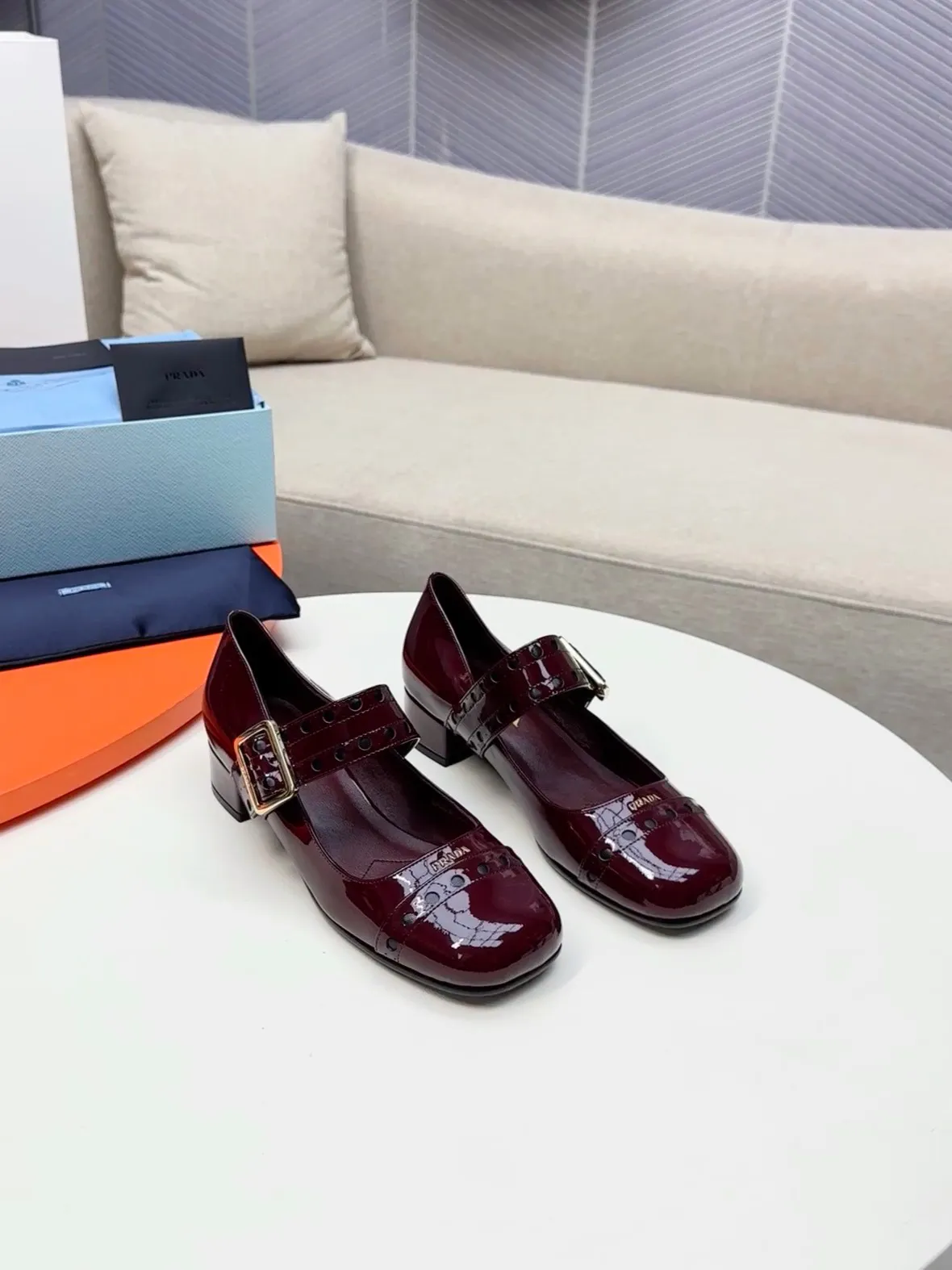 👟👟Ex-factory price 600👟👟🛒…………PRADA 2025 series loafers! At first glance, it looks both classic and versatile! No need to worry about the texture and feel of your feet! 🕳️🕳️🕳️ ____________________✍️ The simple combination is very eye-catching and atmospheric. I sincerely recommend you to buy it! Extremely versatile! Its square toe design is suitable for all kinds of female foot shapes and can be easily controlled. It is comfortable on the foot and does not squeeze the foot. The soul of the whole pair of shoes is the bias-cut design! The craftsmanship of this shoe upper is not easy to make. It seems to be quite simple, but it is much more expensive than making boots and has a high scrapability! ●━━━━━━───── Upper: imported soft cow patent leather ●━━━━━━───── Lining: silk lambskin, fine and firm leather, very soft and breathable ●━━━━━━───── Outsole: Imported Italian genuine leather outsole ➕Forefoot injection molding, high-grade and non-slip ●━━━━━━───── Heel height: 4.5cm ●━━━━━━───── Warm reminder: This shoe is an authentic sole series and you must pay attention to precautions when trying it on. Returns and exchanges are not supported if there are marks on the outsole. You can change the size and style within 15 days. Unconditional returns are not supported. Thank you for your support🙏🙏Happy cooperation.
